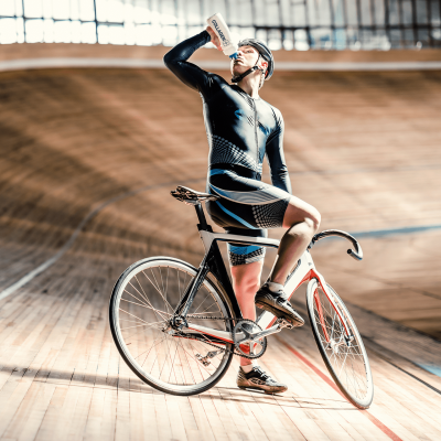 גבר רוכב על אופניים ושותה משקה עם אבקת קולגן