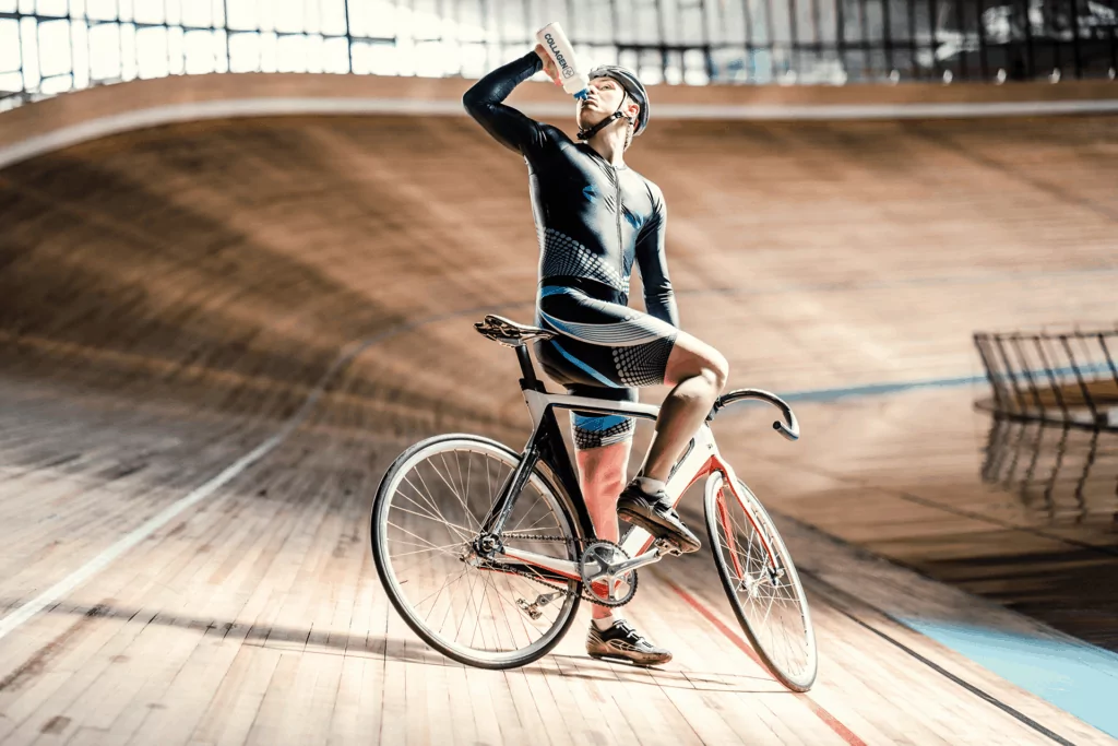 גבר רוכב על אופניים ושותה משקה עם אבקת קולגן